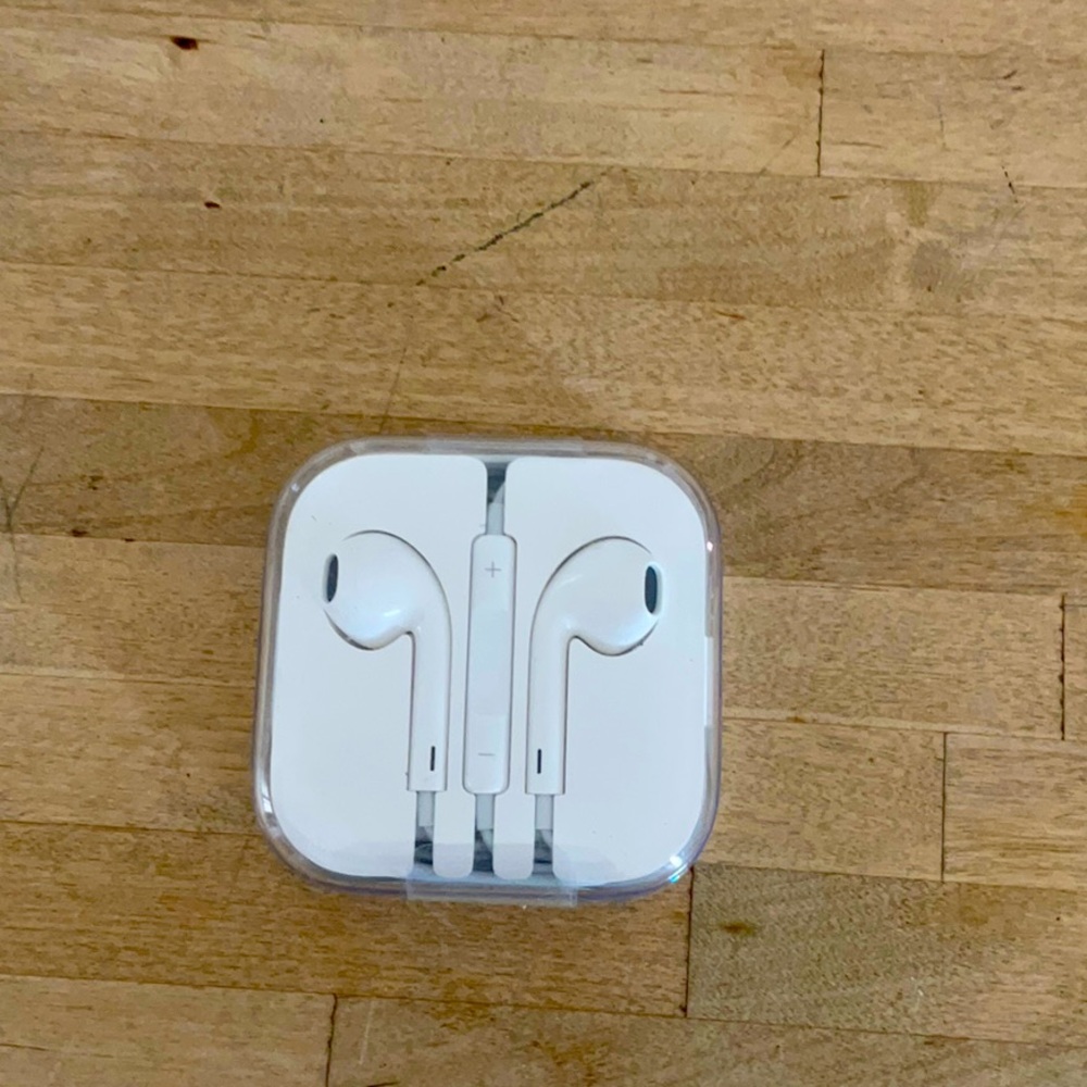 NWOT Apple Earbuds with lightning attachment